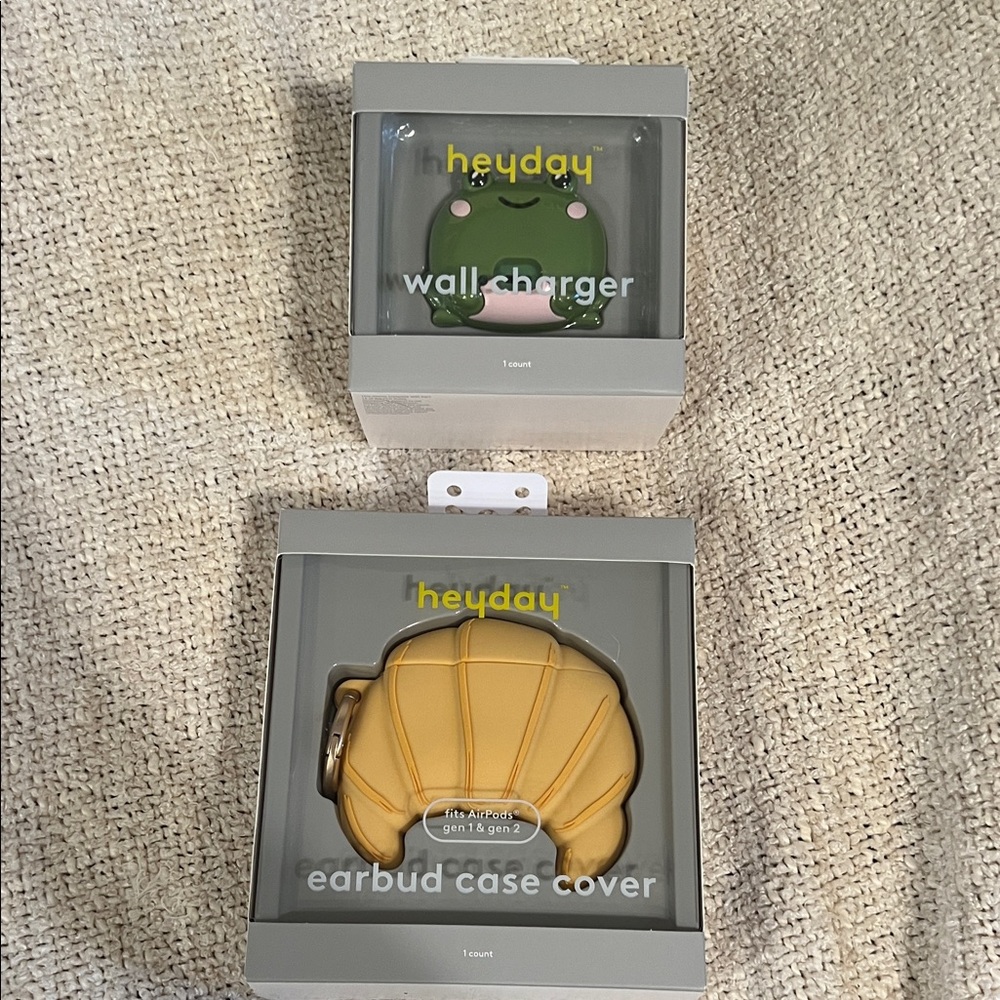 Heyday Green Frog Charger and Yellow Earbud Case